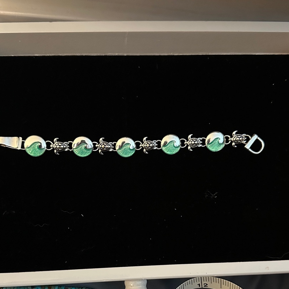 Elegant Silver and Green Seaturtle Bracelet